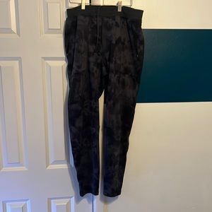 Lululemon black large men’s textured tech joggers pants